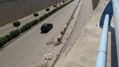 Hatay’ın İskenderun ilçesindeki Muammer Aksoy Caddesi’nde alt geçide çarparak hasar
