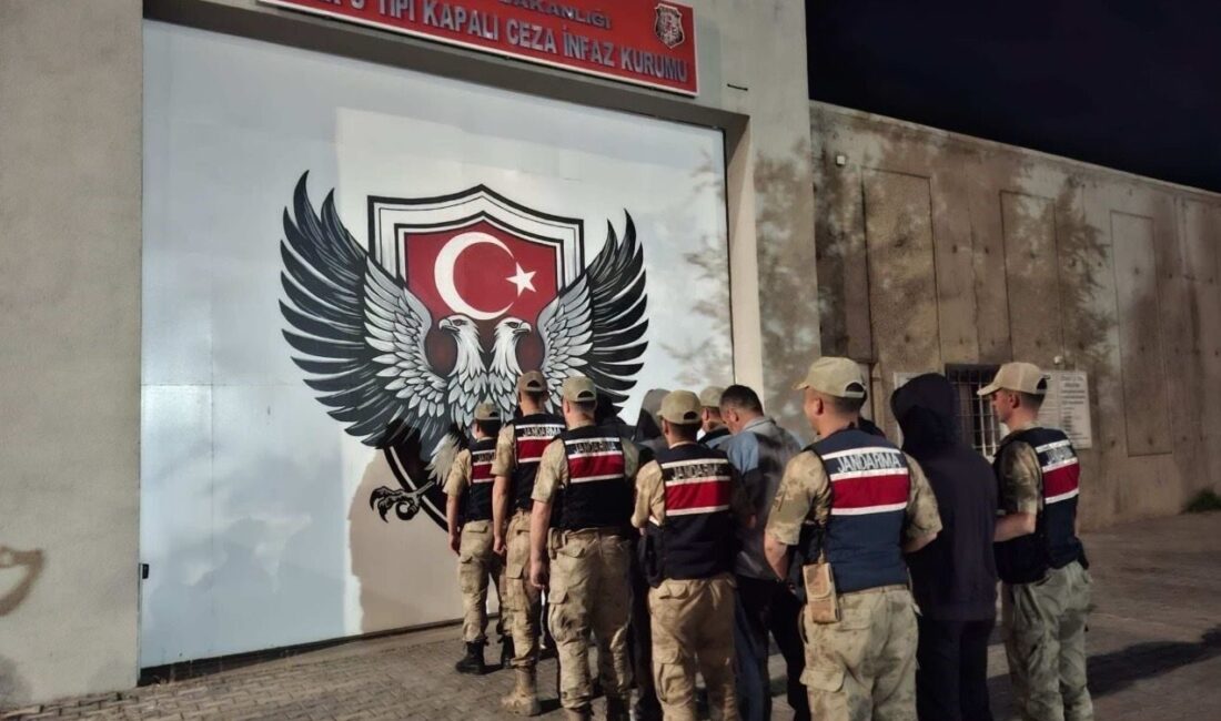 Iğdır’ın Aralık ilçesinde düzenlenen bir operasyonda 11 kaçak göçmen ve
