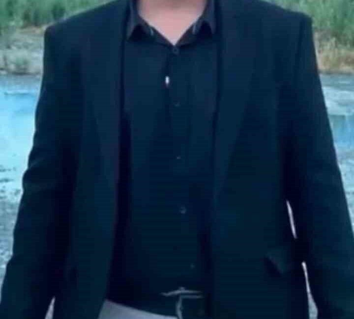 Iğdır’ın Aralık ilçesinde Muhammet Ali Tazegün, hayvanlarını ahırda kontrol ederken