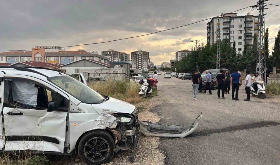 Adıyaman’da meydana gelen trafik kazasında, iki hafif ticari aracın çarpışması