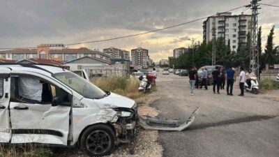 Adıyaman’da meydana gelen trafik kazasında, iki hafif ticari aracın çarpışması