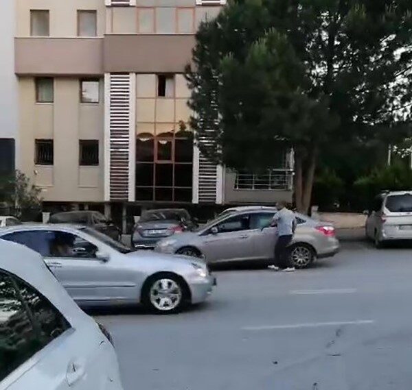 Denizli’de gerçekleşen olayda, araçta bulunan eski sevgilisi ve kız kardeşine