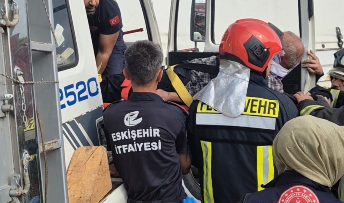 Eskişehir’de meydana gelen trafik kazasında, buğday yüklü kamyonun kontrolden çıkarak