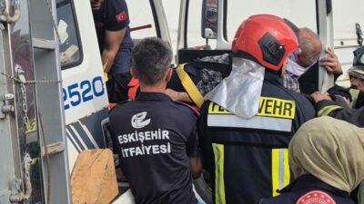 Eskişehir’de meydana gelen trafik kazasında, buğday yüklü kamyonun kontrolden çıkarak