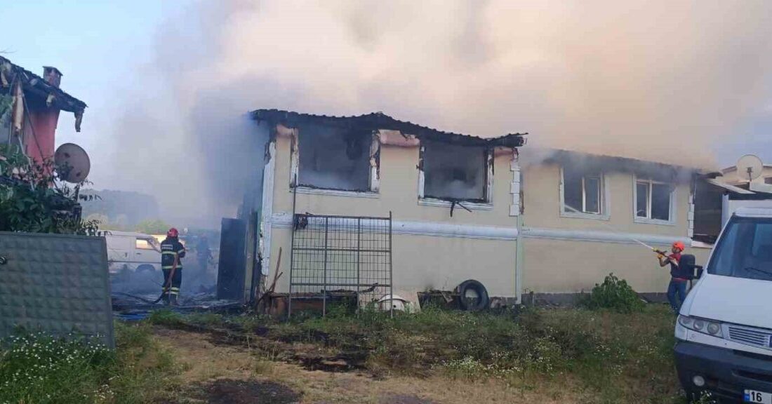 Sakarya’nın Karapürçek ilçesinde meydana gelen yangın, hızla yayılarak iki katlı