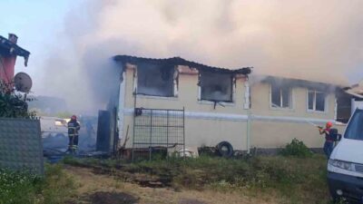 Sakarya’nın Karapürçek ilçesinde meydana gelen yangın, hızla yayılarak iki katlı