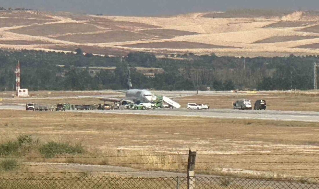 Gaziantep Havalimanı’na varmak üzere olan SunExpress’e ait bir yolcu uçağı,