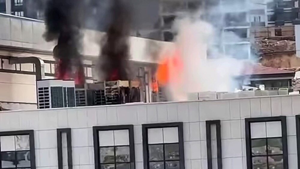 Gaziantep’in Şahinbey ilçesinde inşaatı devam eden hükümet konağının çatısında yangın