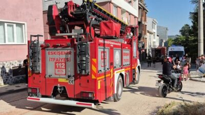 Eskişehir’deki bir inşaatta başlayan yangın, itfaiye ekiplerince kontrol altına alındı.