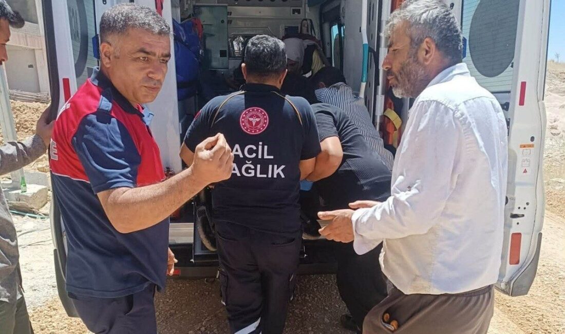 Besni ilçesinde devam eden bir inşaattan düşen bir işçi yaralandı.