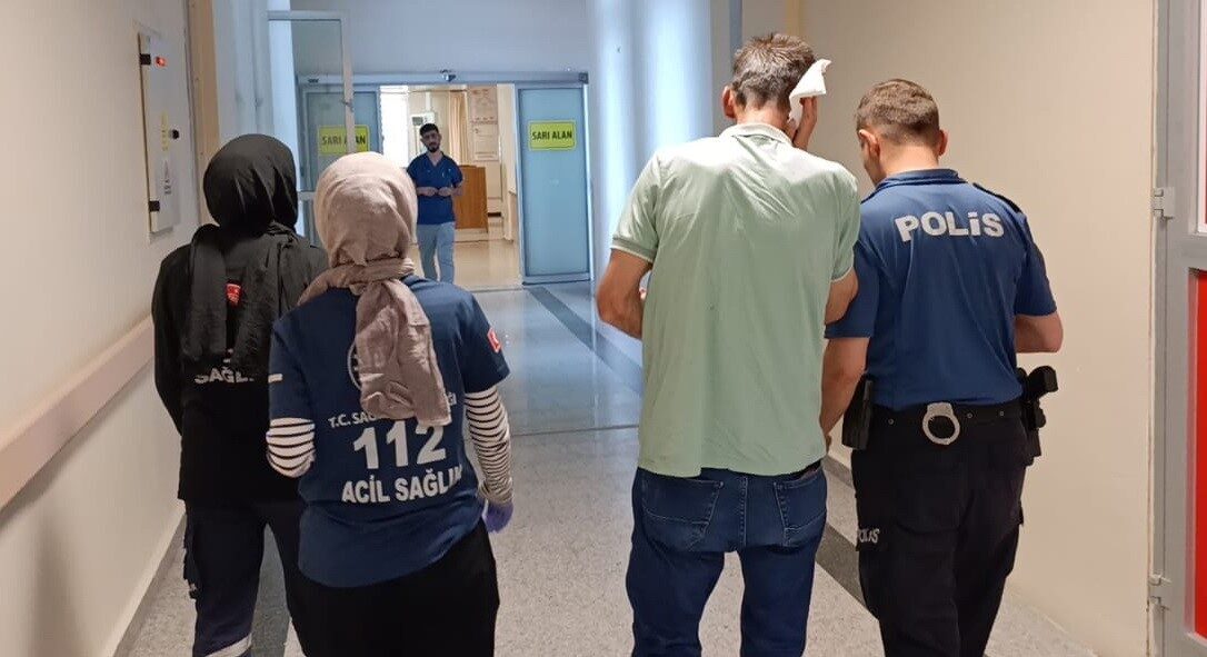 Adıyaman ilinde bir inşaattan düşen malzemenin yola isabet etmesi sonucu