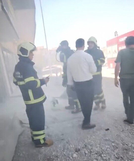 Kahta ilçesinde bulunan bir iş merkezinde çıkan yangında, 2 kişi