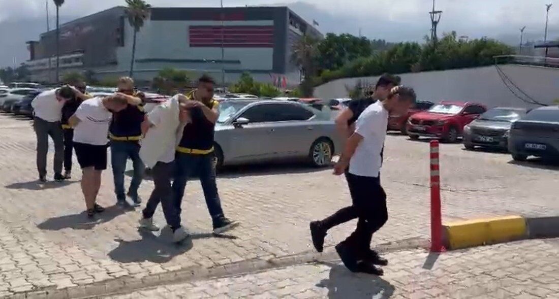 Hatay Emniyet Müdürlüğü ekipleri, aranan şahısların yakalanması amacıyla yürütülen operasyon
