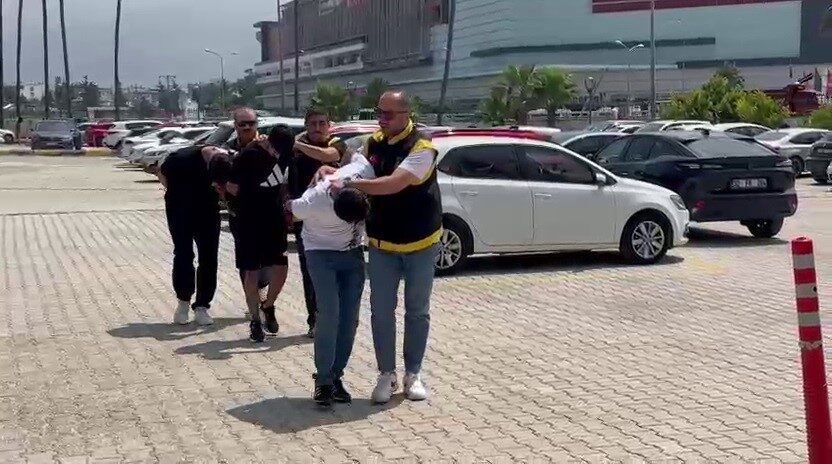 İskenderun ilçesindeki bir evde yapılan aramada 2 tabanca ve 92