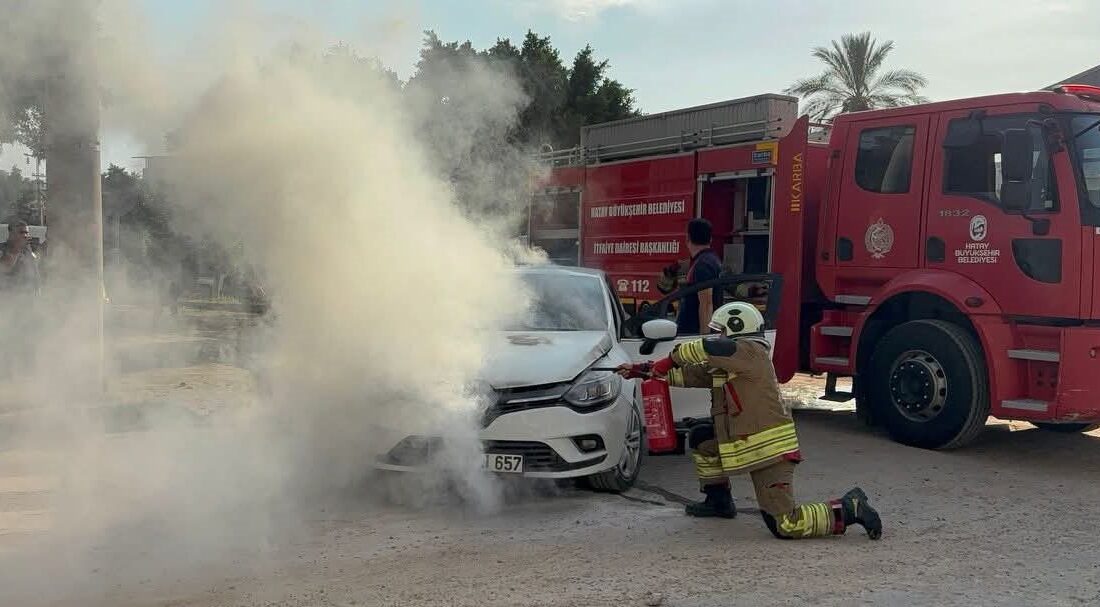 Hatay’ın İskenderun ilçesinde, seyir halindeyken motor kısmı alev alan bir