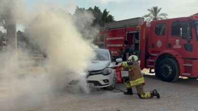 Hatay’ın İskenderun ilçesinde, seyir halindeyken motor kısmı alev alan bir