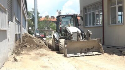 Isparta’da Gençlik ve Spor Merkezi bahçesinde kanalizasyon hattında çalışan bir