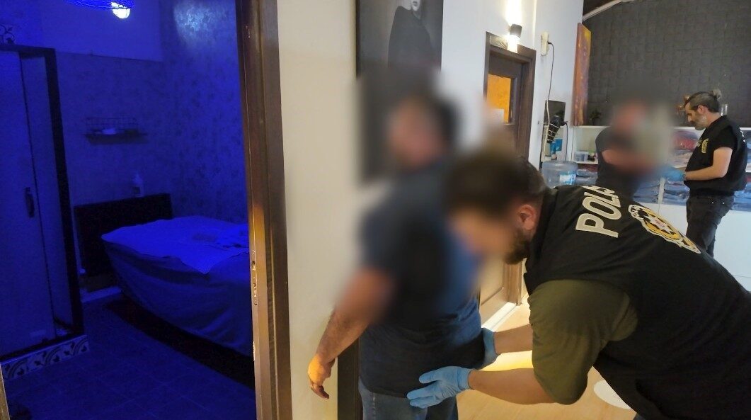 Isparta İl Emniyet Müdürlüğü Asayiş Şube Müdürlüğü ekipleri, masaj salonlarına