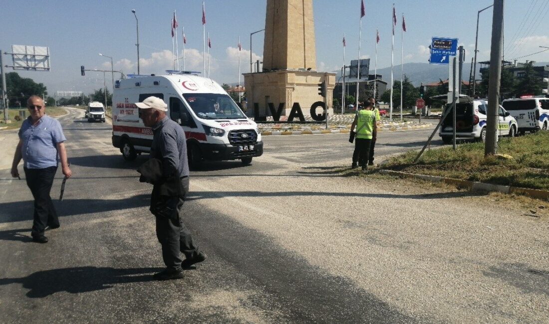 Isparta’nın Yalvaç ilçesinde, bir hafif ticari araç ile bir otomobilin