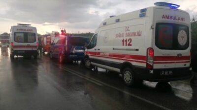 Isparta’nın Gelendost ilçesinde meydana gelen trafik kazasında, tur minibüsünün şarampole