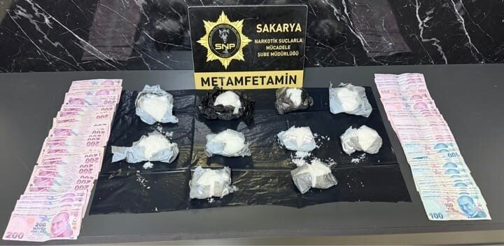 Sakarya’ya uyuşturucu taşıdığı belirlenen bir kişiye yönelik operasyonda 1 kilogram