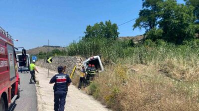 Bilecik’te meydana gelen trafik kazasında istinat duvarına çarpıp yan yatan
