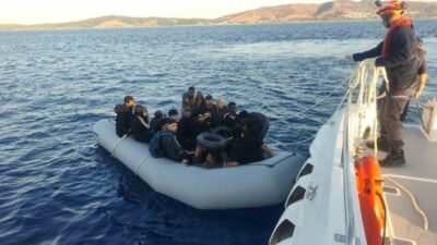 İzmir’in Çeşme ve Seferihisar ilçeleri açıklarında, Sahil Güvenlik ekipleri tarafından