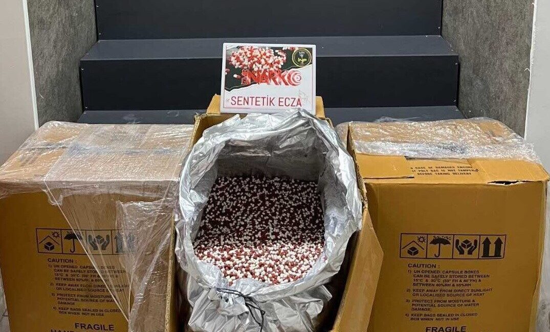 İzmir’in Buca ilçesinde, “torbacı” olarak bilinen sokak satıcılarına uyuşturucu satılacağı
