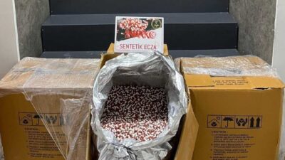 İzmir’in Buca ilçesinde, “torbacı” olarak bilinen sokak satıcılarına uyuşturucu satılacağı