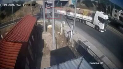 Bornova ilçesinde meydana gelen bir trafik kazasında tıra arkadan çarpan