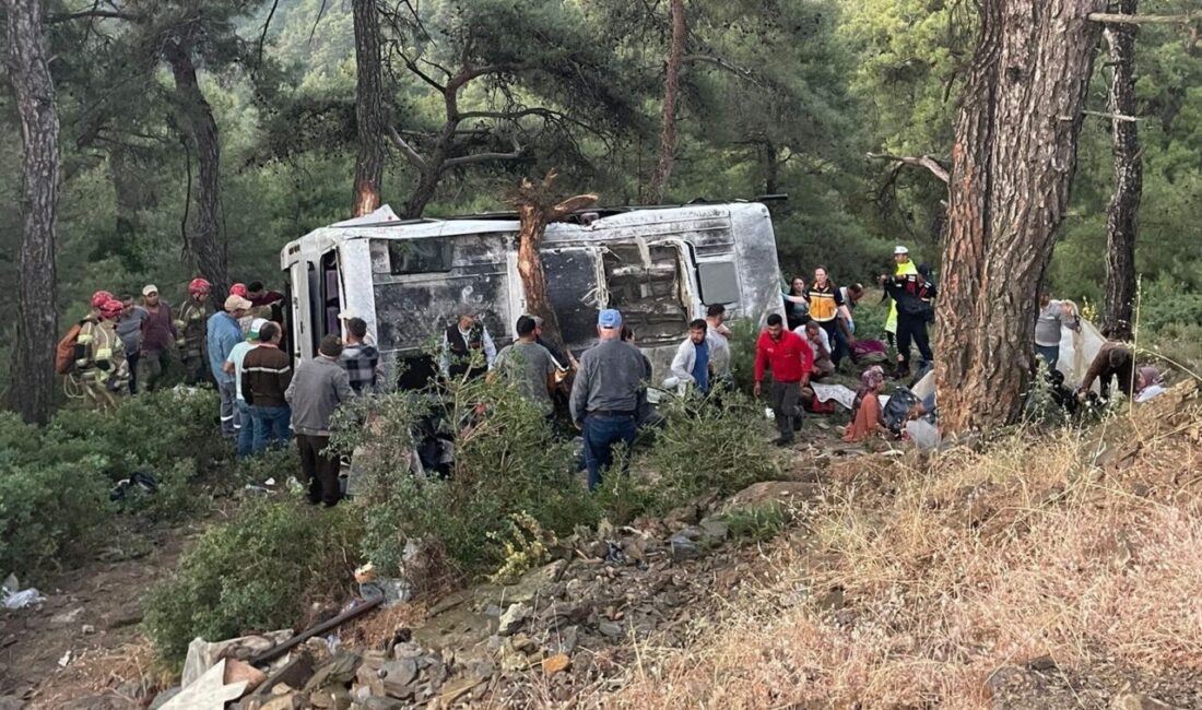 İzmir’in Bayındır ilçesinde, tarım işçilerini taşıyan bir servis minibüsünün şarampole