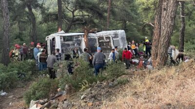 İzmir’in Bayındır ilçesinde, tarım işçilerini taşıyan bir servis minibüsünün şarampole