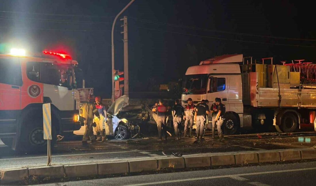 Aliağa ilçesinde meydana gelen zincirleme trafik kazası, bir otomobilin kırmızı