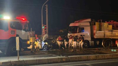 Aliağa ilçesinde meydana gelen zincirleme trafik kazası, bir otomobilin kırmızı