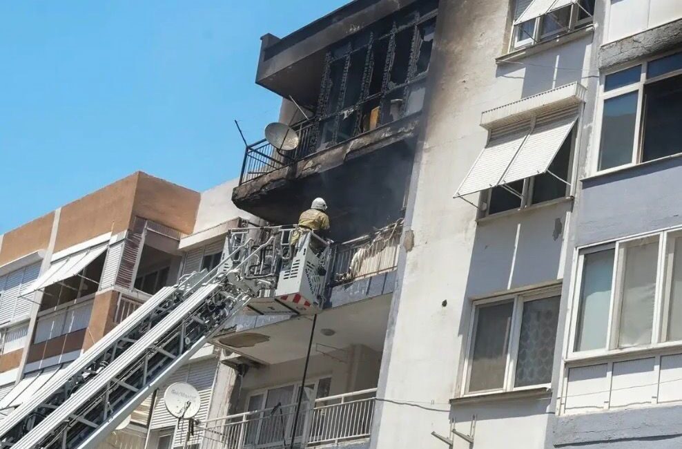 İzmir’in Karabağlar ilçesinde bulunan 7 katlı bir apartmanın 6. katında