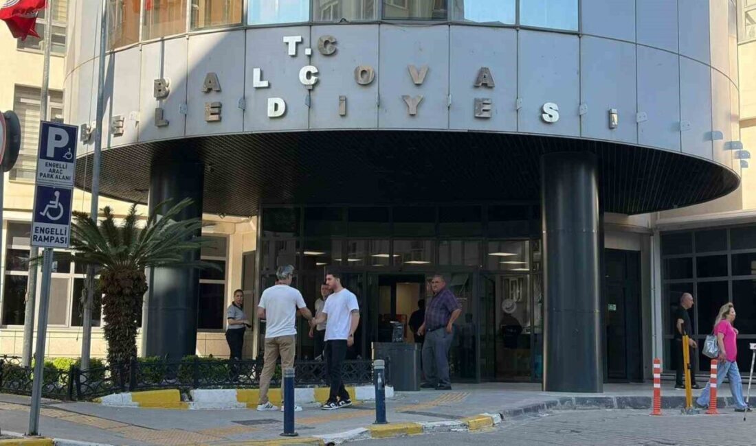 İzmir’de yapılan rüşvet operasyonunda, Seferihisar Belediye Başkanı İsmail Yetişkin ve