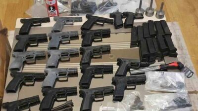 İzmir’de suç örgütlerine yönelik gerçekleştirilen operasyonda 38 kişi gözaltına alındı.