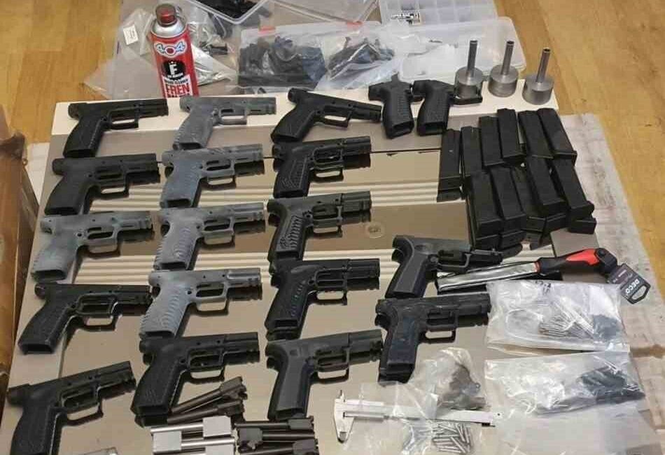 İzmir’de suç örgütlerine yönelik gerçekleştirilen operasyonda 38 kişi gözaltına alındı.