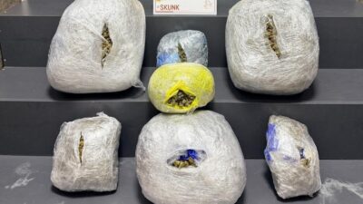 İzmir’in Balçova ilçesinde narkotik polisi tarafından takip edilen bir uyuşturucu