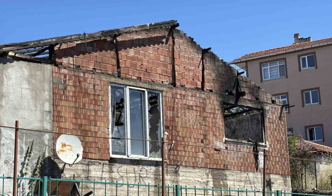 Kocaeli’nin İzmit ilçesinde tek katlı bir evde çıkan yangın, itfaiye