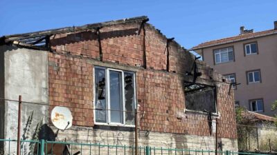 Kocaeli’nin İzmit ilçesinde tek katlı bir evde çıkan yangın, itfaiye
