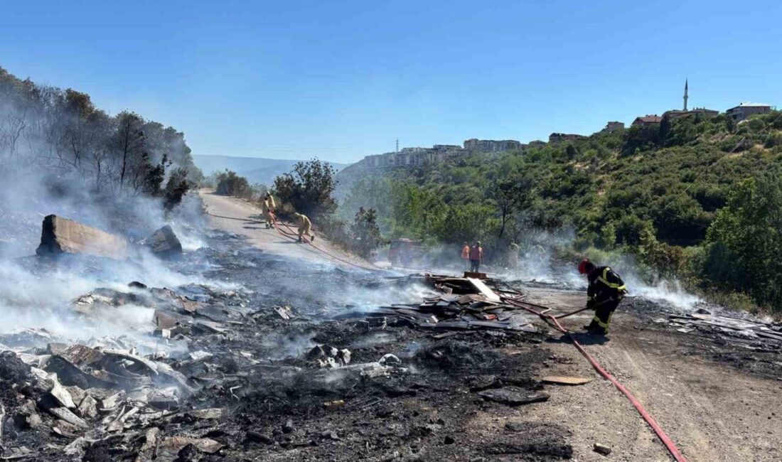 Kocaeli’nin İzmit ilçesindeki ormanlık alanda çıkan yangın, ekiplerin yoğun çabalarıyla