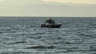 Bir emekli polis memuru, Bursa’nın İznik ilçesinde oğluyla birlikte yüzmek