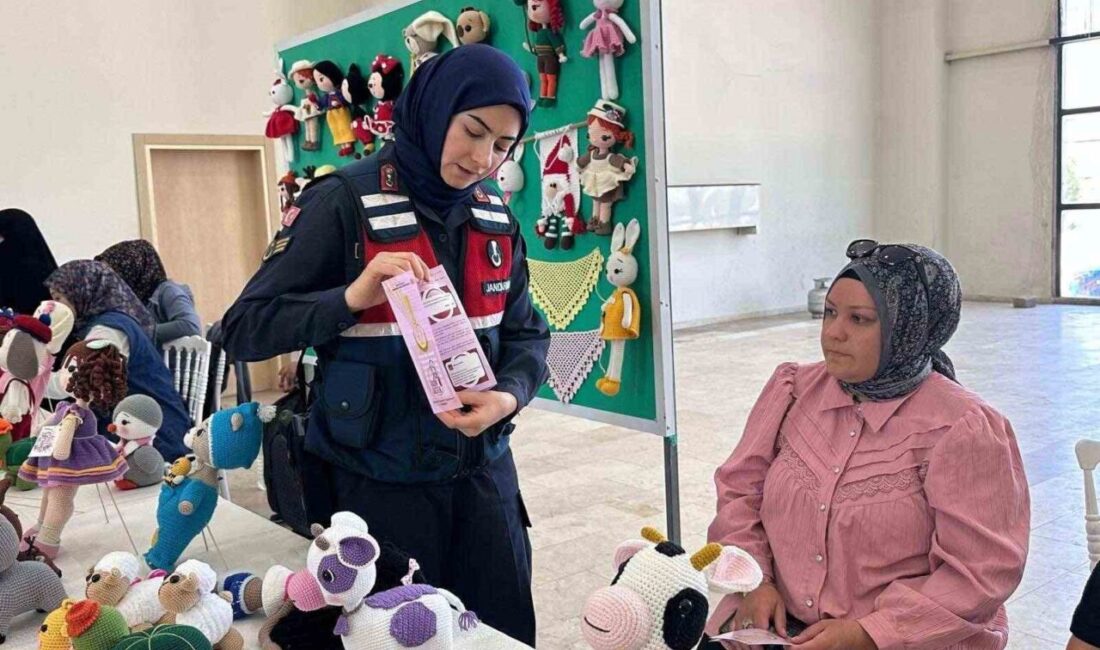 Afyonkarahisar’ın jandarma ekipleri, kadına yönelik şiddetle mücadele kapsamında vatandaşlara bilgilendirme