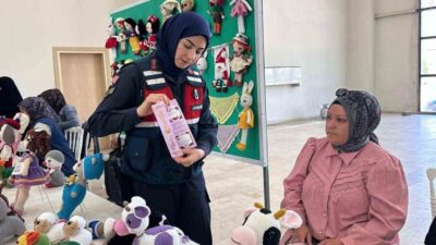 Afyonkarahisar’ın jandarma ekipleri, kadına yönelik şiddetle mücadele kapsamında vatandaşlara bilgilendirme