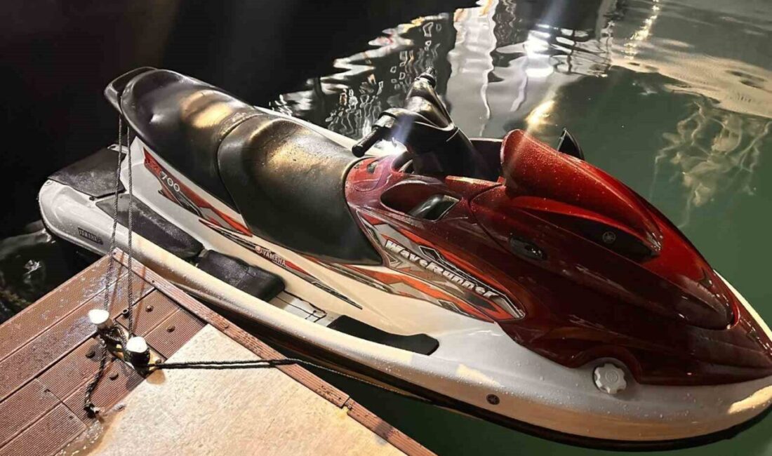 Kuşadası açıklarında jet-ski ile kaçmaya çalışan bir göçmen kaçakçısı, milli