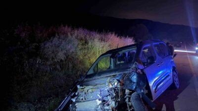 Bilecik ilinde, bir otomobilin kavşağı kaçırıp tekrar girmeye çalışırken bir