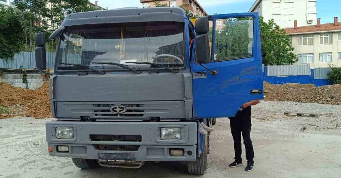 Kadıköy’de bir boş araziye kaçak şekilde toprak döken ve ehliyetsiz