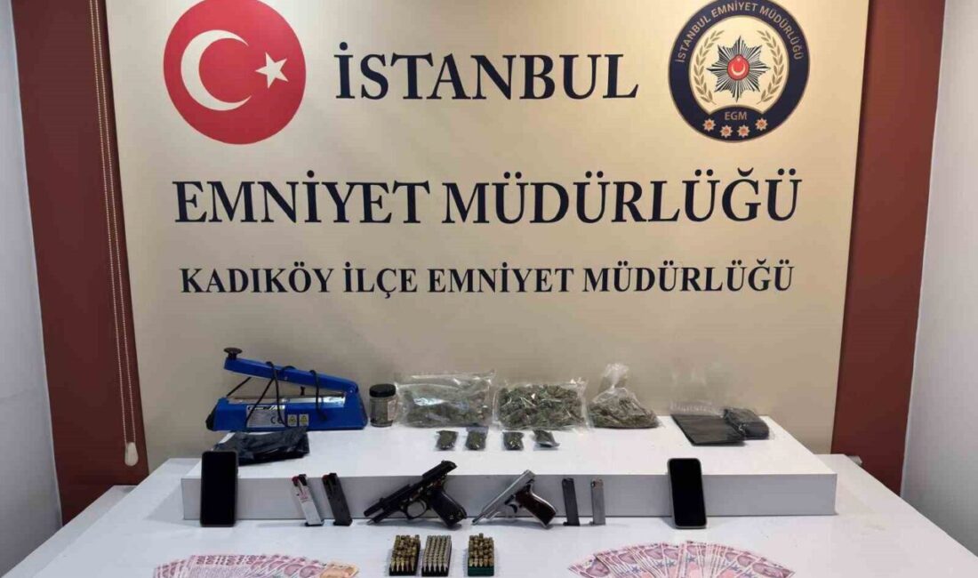 Kadıköy ilçesinde, polisten kaçmaya çalışan 2 motosikletli şüpheli, kısa süreli