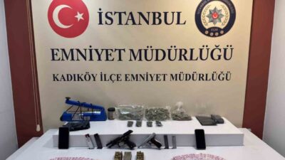 Kadıköy ilçesinde, polisten kaçmaya çalışan 2 motosikletli şüpheli, kısa süreli